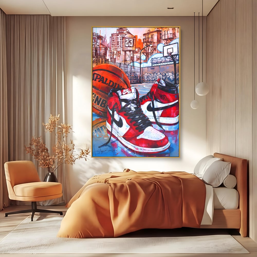 Tablou canvas cu tablou canvas cu adidasi si baschet, in rama de aluminiu auriu, pe perete intr-un dormitor